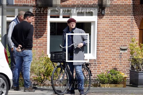 Amsterdam 1 mei 2021
Ferdinand Grapperhaus op zijn fiets in Amsterdam zuid. Hij helpt ook nog mensen waarvan het hondje overreden is door een fietser.