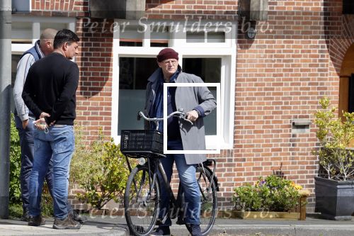 Amsterdam 1 mei 2021
Ferdinand Grapperhaus op zijn fiets in Amsterdam zuid. Hij helpt ook nog mensen waarvan het hondje overreden is door een fietser.