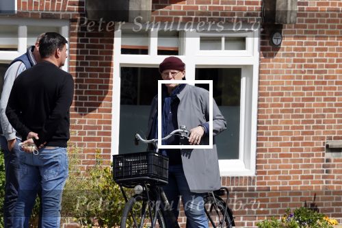 Amsterdam 1 mei 2021
Ferdinand Grapperhaus op zijn fiets in Amsterdam zuid. Hij helpt ook nog mensen waarvan het hondje overreden is door een fietser.