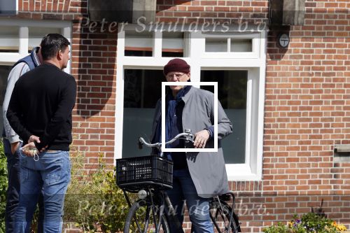 Amsterdam 1 mei 2021
Ferdinand Grapperhaus op zijn fiets in Amsterdam zuid. Hij helpt ook nog mensen waarvan het hondje overreden is door een fietser.