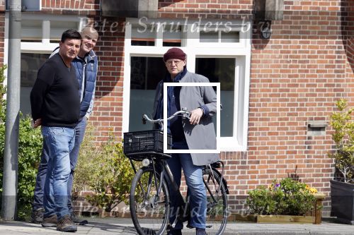 Amsterdam 1 mei 2021
Ferdinand Grapperhaus op zijn fiets in Amsterdam zuid. Hij helpt ook nog mensen waarvan het hondje overreden is door een fietser.