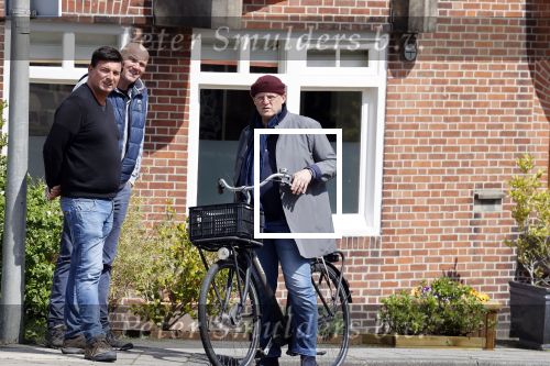 Amsterdam 1 mei 2021
Ferdinand Grapperhaus op zijn fiets in Amsterdam zuid. Hij helpt ook nog mensen waarvan het hondje overreden is door een fietser.
