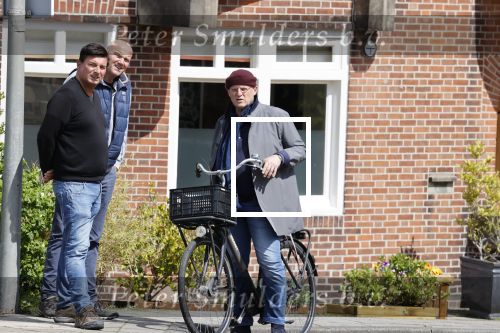 Amsterdam 1 mei 2021
Ferdinand Grapperhaus op zijn fiets in Amsterdam zuid. Hij helpt ook nog mensen waarvan het hondje overreden is door een fietser.