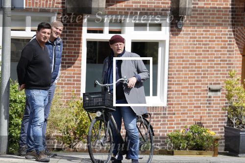 Amsterdam 1 mei 2021
Ferdinand Grapperhaus op zijn fiets in Amsterdam zuid. Hij helpt ook nog mensen waarvan het hondje overreden is door een fietser.