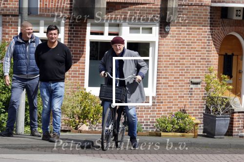 Amsterdam 1 mei 2021
Ferdinand Grapperhaus op zijn fiets in Amsterdam zuid. Hij helpt ook nog mensen waarvan het hondje overreden is door een fietser.