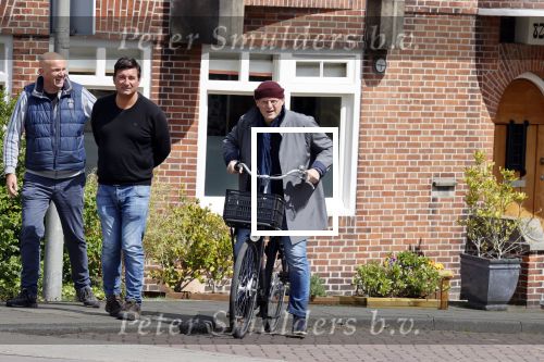 Amsterdam 1 mei 2021
Ferdinand Grapperhaus op zijn fiets in Amsterdam zuid. Hij helpt ook nog mensen waarvan het hondje overreden is door een fietser.