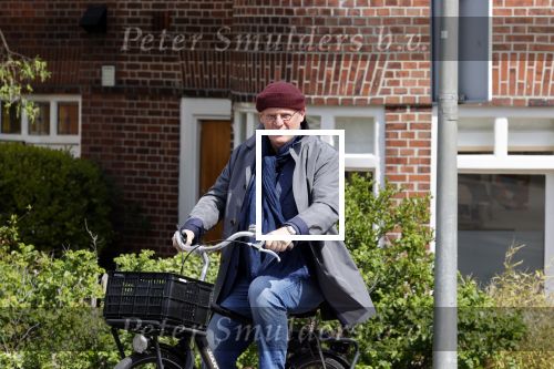 Amsterdam 1 mei 2021
Ferdinand Grapperhaus op zijn fiets in Amsterdam zuid. Hij helpt ook nog mensen waarvan het hondje overreden is door een fietser.
