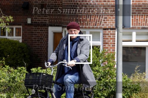 Amsterdam 1 mei 2021
Ferdinand Grapperhaus op zijn fiets in Amsterdam zuid. Hij helpt ook nog mensen waarvan het hondje overreden is door een fietser.