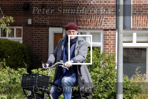 Amsterdam 1 mei 2021
Ferdinand Grapperhaus op zijn fiets in Amsterdam zuid. Hij helpt ook nog mensen waarvan het hondje overreden is door een fietser.