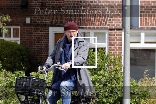 Amsterdam 1 mei 2021
Ferdinand Grapperhaus op zijn fiets in Amsterdam zuid. Hij helpt ook nog mensen waarvan het hondje overreden is door een fietser.