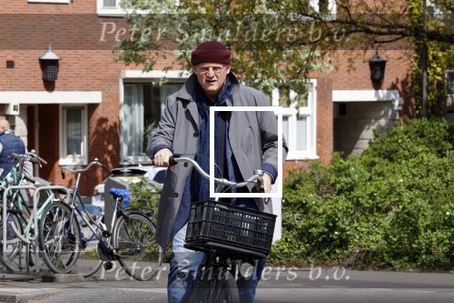 Amsterdam 1 mei 2021
Ferdinand Grapperhaus op zijn fiets in Amsterdam zuid. Hij helpt ook nog mensen waarvan het hondje overreden is door een fietser.