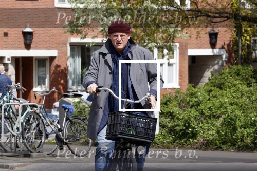 Amsterdam 1 mei 2021
Ferdinand Grapperhaus op zijn fiets in Amsterdam zuid. Hij helpt ook nog mensen waarvan het hondje overreden is door een fietser.