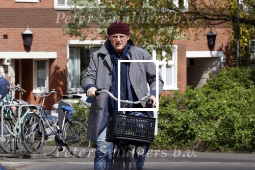 Amsterdam 1 mei 2021
Ferdinand Grapperhaus op zijn fiets in Amsterdam zuid. Hij helpt ook nog mensen waarvan het hondje overreden is door een fietser.