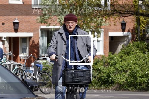 Amsterdam 1 mei 2021
Ferdinand Grapperhaus op zijn fiets in Amsterdam zuid. Hij helpt ook nog mensen waarvan het hondje overreden is door een fietser.