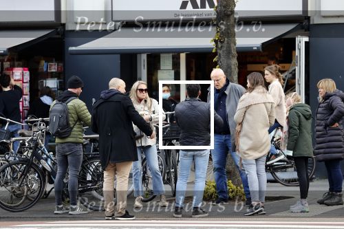 Amsterdam 1 mei 2021
Ferdinand Grapperhaus op zijn fiets in Amsterdam zuid. Hij helpt ook nog mensen waarvan het hondje overreden is door een fietser.