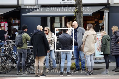 Amsterdam 1 mei 2021
Ferdinand Grapperhaus op zijn fiets in Amsterdam zuid. Hij helpt ook nog mensen waarvan het hondje overreden is door een fietser.