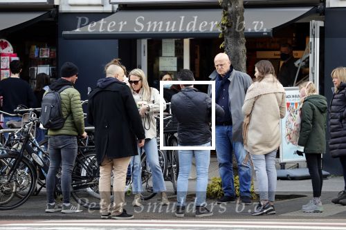 Amsterdam 1 mei 2021
Ferdinand Grapperhaus op zijn fiets in Amsterdam zuid. Hij helpt ook nog mensen waarvan het hondje overreden is door een fietser.