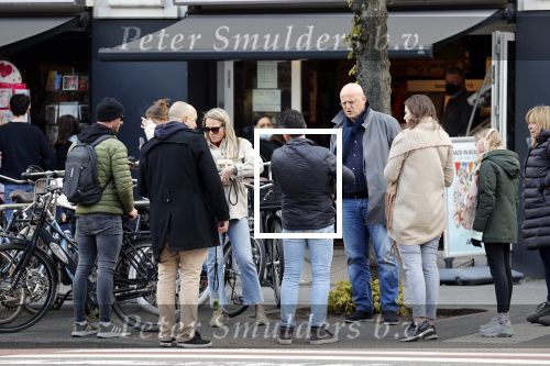 Amsterdam 1 mei 2021
Ferdinand Grapperhaus op zijn fiets in Amsterdam zuid. Hij helpt ook nog mensen waarvan het hondje overreden is door een fietser.
