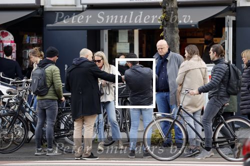 Amsterdam 1 mei 2021
Ferdinand Grapperhaus op zijn fiets in Amsterdam zuid. Hij helpt ook nog mensen waarvan het hondje overreden is door een fietser.