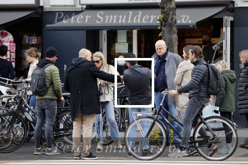 Amsterdam 1 mei 2021
Ferdinand Grapperhaus op zijn fiets in Amsterdam zuid. Hij helpt ook nog mensen waarvan het hondje overreden is door een fietser.