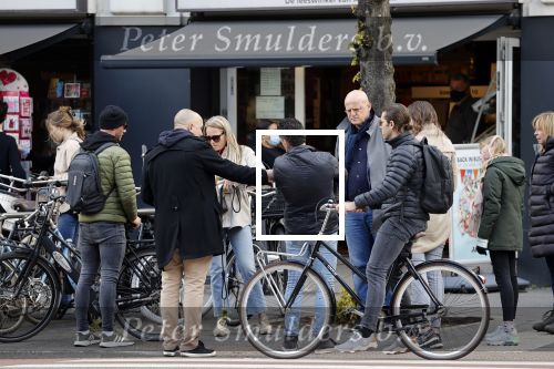 Amsterdam 1 mei 2021
Ferdinand Grapperhaus op zijn fiets in Amsterdam zuid. Hij helpt ook nog mensen waarvan het hondje overreden is door een fietser.