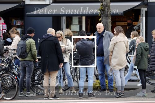 Amsterdam 1 mei 2021
Ferdinand Grapperhaus op zijn fiets in Amsterdam zuid. Hij helpt ook nog mensen waarvan het hondje overreden is door een fietser.