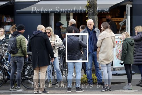 Amsterdam 1 mei 2021
Ferdinand Grapperhaus op zijn fiets in Amsterdam zuid. Hij helpt ook nog mensen waarvan het hondje overreden is door een fietser.