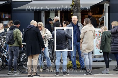 Amsterdam 1 mei 2021
Ferdinand Grapperhaus op zijn fiets in Amsterdam zuid. Hij helpt ook nog mensen waarvan het hondje overreden is door een fietser.