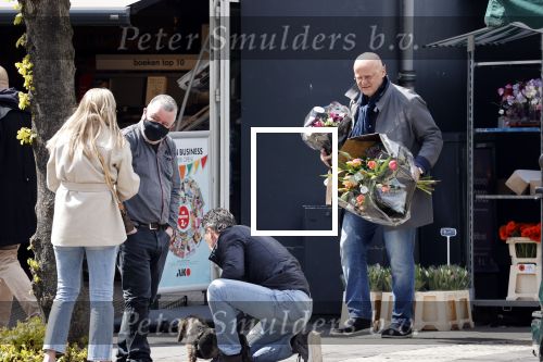 Amsterdam 1 mei 2021
Ferdinand Grapperhaus op zijn fiets in Amsterdam zuid. Hij helpt ook nog mensen waarvan het hondje overreden is door een fietser. Hij koopt verse bloemen