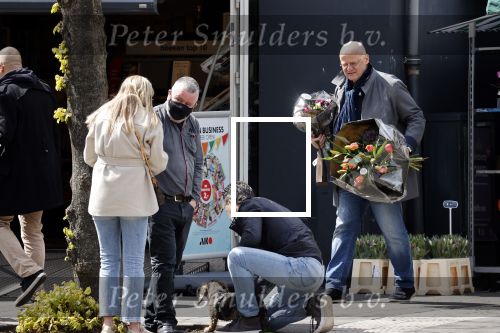 Amsterdam 1 mei 2021
Ferdinand Grapperhaus op zijn fiets in Amsterdam zuid. Hij helpt ook nog mensen waarvan het hondje overreden is door een fietser. Hij koopt verse bloemen