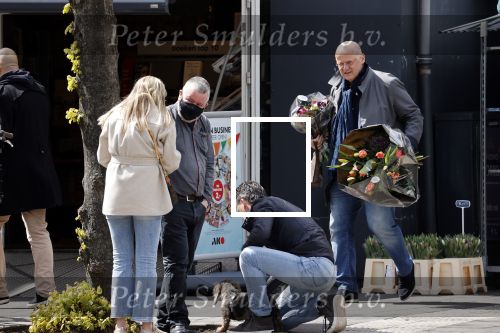 Amsterdam 1 mei 2021
Ferdinand Grapperhaus op zijn fiets in Amsterdam zuid. Hij helpt ook nog mensen waarvan het hondje overreden is door een fietser. Hij koopt verse bloemen