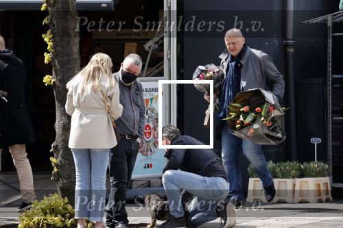 Amsterdam 1 mei 2021
Ferdinand Grapperhaus op zijn fiets in Amsterdam zuid. Hij helpt ook nog mensen waarvan het hondje overreden is door een fietser. Hij koopt verse bloemen