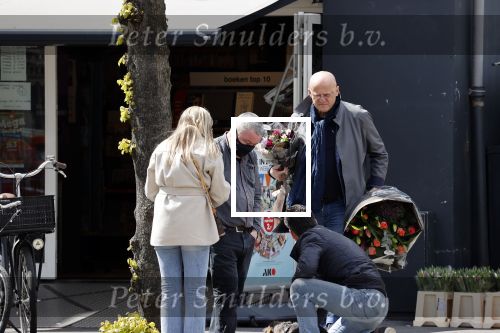 Amsterdam 1 mei 2021
Ferdinand Grapperhaus op zijn fiets in Amsterdam zuid. Hij helpt ook nog mensen waarvan het hondje overreden is door een fietser. Hij koopt verse bloemen