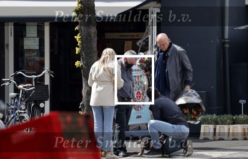 Amsterdam 1 mei 2021
Ferdinand Grapperhaus op zijn fiets in Amsterdam zuid. Hij helpt ook nog mensen waarvan het hondje overreden is door een fietser. Hij koopt verse bloemen