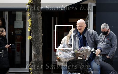 Amsterdam 1 mei 2021
Ferdinand Grapperhaus op zijn fiets in Amsterdam zuid. Hij helpt ook nog mensen waarvan het hondje overreden is door een fietser. Hij koopt verse bloemen
