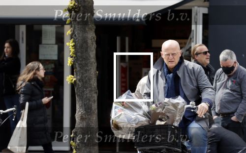 Amsterdam 1 mei 2021
Ferdinand Grapperhaus op zijn fiets in Amsterdam zuid. Hij helpt ook nog mensen waarvan het hondje overreden is door een fietser. Hij koopt verse bloemen