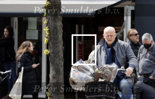 Amsterdam 1 mei 2021
Ferdinand Grapperhaus op zijn fiets in Amsterdam zuid. Hij helpt ook nog mensen waarvan het hondje overreden is door een fietser. Hij koopt verse bloemen