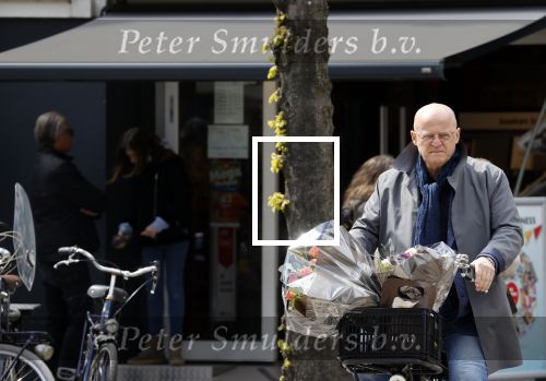 Amsterdam 1 mei 2021
Ferdinand Grapperhaus op zijn fiets in Amsterdam zuid. Hij helpt ook nog mensen waarvan het hondje overreden is door een fietser. Hij koopt verse bloemen