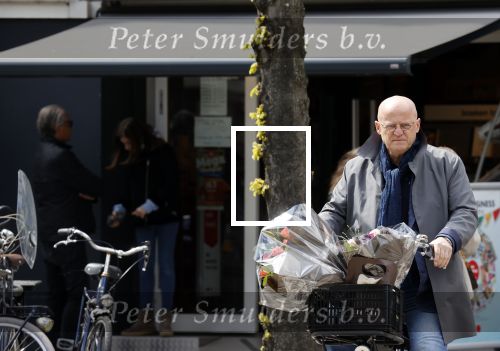 Amsterdam 1 mei 2021
Ferdinand Grapperhaus op zijn fiets in Amsterdam zuid. Hij helpt ook nog mensen waarvan het hondje overreden is door een fietser. Hij koopt verse bloemen