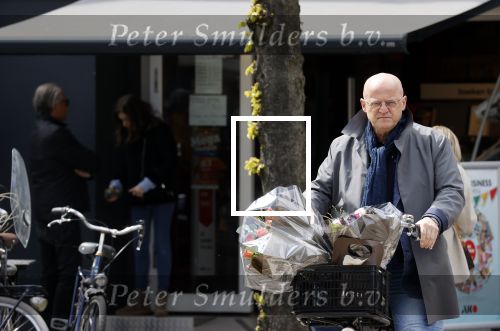 Amsterdam 1 mei 2021
Ferdinand Grapperhaus op zijn fiets in Amsterdam zuid. Hij helpt ook nog mensen waarvan het hondje overreden is door een fietser. Hij koopt verse bloemen