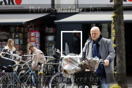 Amsterdam 1 mei 2021
Ferdinand Grapperhaus op zijn fiets in Amsterdam zuid. Hij helpt ook nog mensen waarvan het hondje overreden is door een fietser. Hij koopt verse bloemen