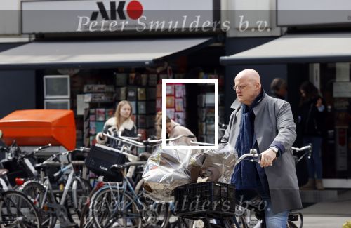 Amsterdam 1 mei 2021
Ferdinand Grapperhaus op zijn fiets in Amsterdam zuid. Hij helpt ook nog mensen waarvan het hondje overreden is door een fietser. Hij koopt verse bloemen