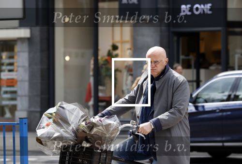Amsterdam 1 mei 2021
Ferdinand Grapperhaus op zijn fiets in Amsterdam zuid. Hij helpt ook nog mensen waarvan het hondje overreden is door een fietser. Hij koopt verse bloemen