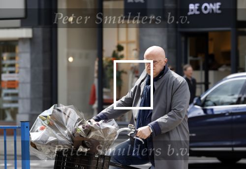 Amsterdam 1 mei 2021
Ferdinand Grapperhaus op zijn fiets in Amsterdam zuid. Hij helpt ook nog mensen waarvan het hondje overreden is door een fietser. Hij koopt verse bloemen