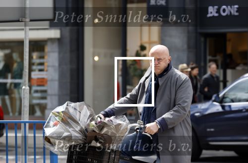 Amsterdam 1 mei 2021
Ferdinand Grapperhaus op zijn fiets in Amsterdam zuid. Hij helpt ook nog mensen waarvan het hondje overreden is door een fietser. Hij koopt verse bloemen