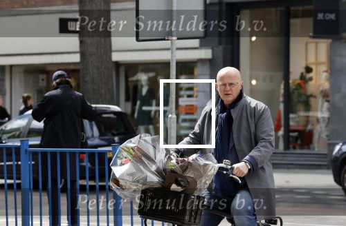 Amsterdam 1 mei 2021
Ferdinand Grapperhaus op zijn fiets in Amsterdam zuid. Hij helpt ook nog mensen waarvan het hondje overreden is door een fietser. Hij koopt verse bloemen