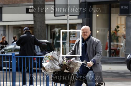 Amsterdam 1 mei 2021
Ferdinand Grapperhaus op zijn fiets in Amsterdam zuid. Hij helpt ook nog mensen waarvan het hondje overreden is door een fietser. Hij koopt verse bloemen