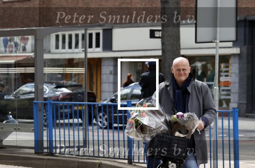 Amsterdam 1 mei 2021
Ferdinand Grapperhaus op zijn fiets in Amsterdam zuid. Hij helpt ook nog mensen waarvan het hondje overreden is door een fietser. Hij koopt verse bloemen