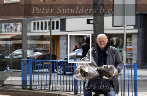 Amsterdam 1 mei 2021
Ferdinand Grapperhaus op zijn fiets in Amsterdam zuid. Hij helpt ook nog mensen waarvan het hondje overreden is door een fietser. Hij koopt verse bloemen