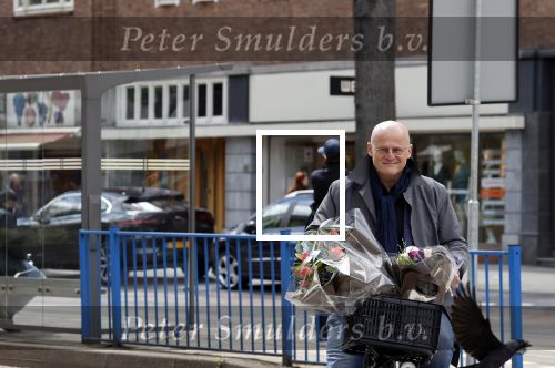 Amsterdam 1 mei 2021
Ferdinand Grapperhaus op zijn fiets in Amsterdam zuid. Hij helpt ook nog mensen waarvan het hondje overreden is door een fietser. Hij koopt verse bloemen